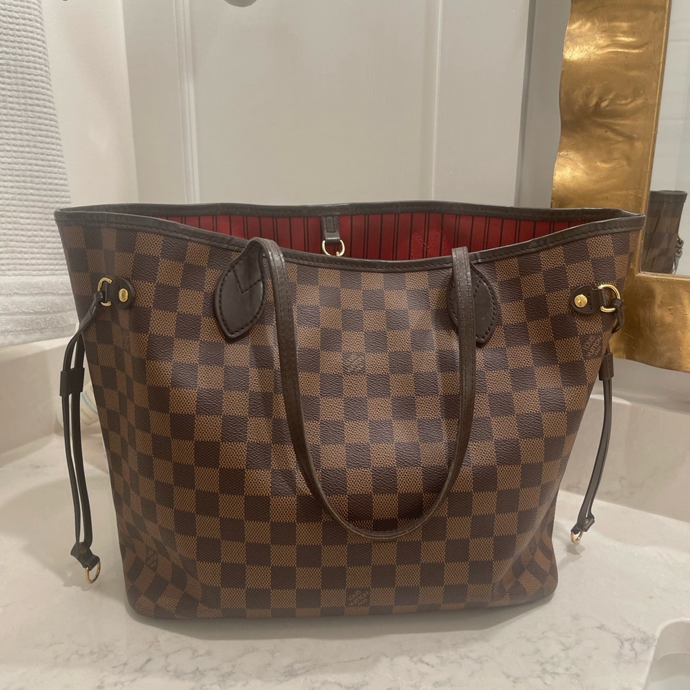 EUC Authentic Louis Vuitton Neverfull MM.